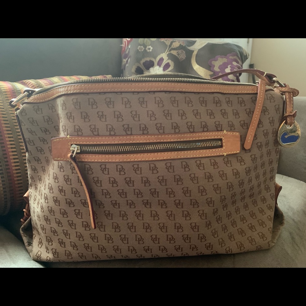 Large Dooney Bag.  Barely Used.  $100.  💕🥰